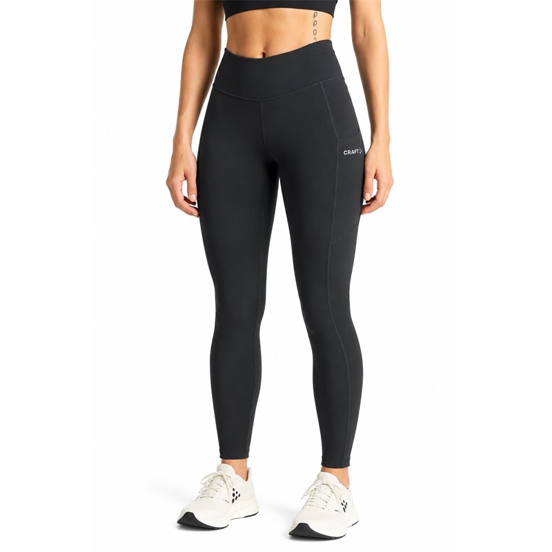 Originalne ženske funkcionalne tekaške pajkice CRAFT ADV Essence Warm Tights 3 W Black v črni barvi. Mehka in raztegljiva jersey tkanina z rahlo krtačeno notranjostjo zagotavlja prijetno toplotno udobje med intenzivnimi treningi v hladnem vremenu. Srednje visok pas z nastavljivo notranjo vrvico, dva stranska žepa in odsevni detajli zagotavljajo dodatno funkcionalnost pri jesenskem in zimskem teku.