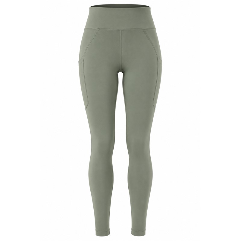 Originalne ženske funkcionalne tekaške pajkice CRAFT ADV Essence Warm Tights 3 W Leaf v zeleni barvi. Mehka in raztegljiva jersey tkanina z rahlo krtačeno notranjostjo zagotavlja prijetno toplotno udobje med intenzivnimi treningi v hladnem vremenu. Srednje visok pas z nastavljivo notranjo vrvico, dva stranska žepa in odsevni detajli zagotavljajo dodatno funkcionalnost pri jesenskem in zimskem teku.