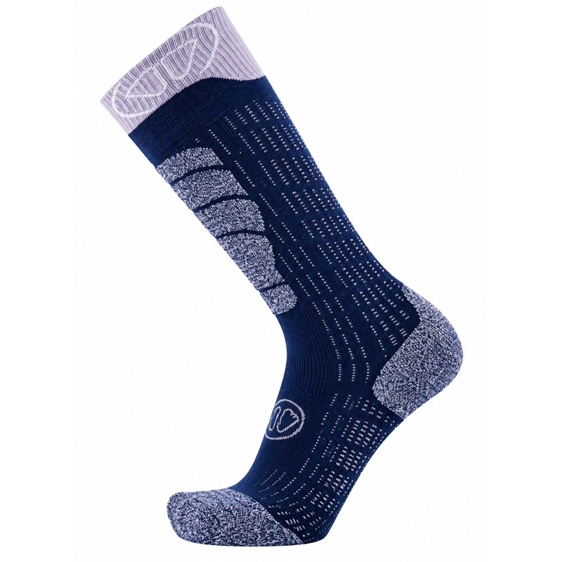 Tople ženske smučarske nogavice SIDAS Merino z 44 % merino volne, anatomsko konstrukcijo ter dodatno zaščito goleni, pete in prstov za celodnevno udobje.