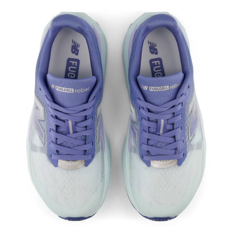 Ženske tekaške superge New Balance FuelCell Rebel V5 z lahkotno FantomFit zgornjico, propulzivno FuelCell podlogo in odzivnim podplatom za dinamičen in zabaven tek.