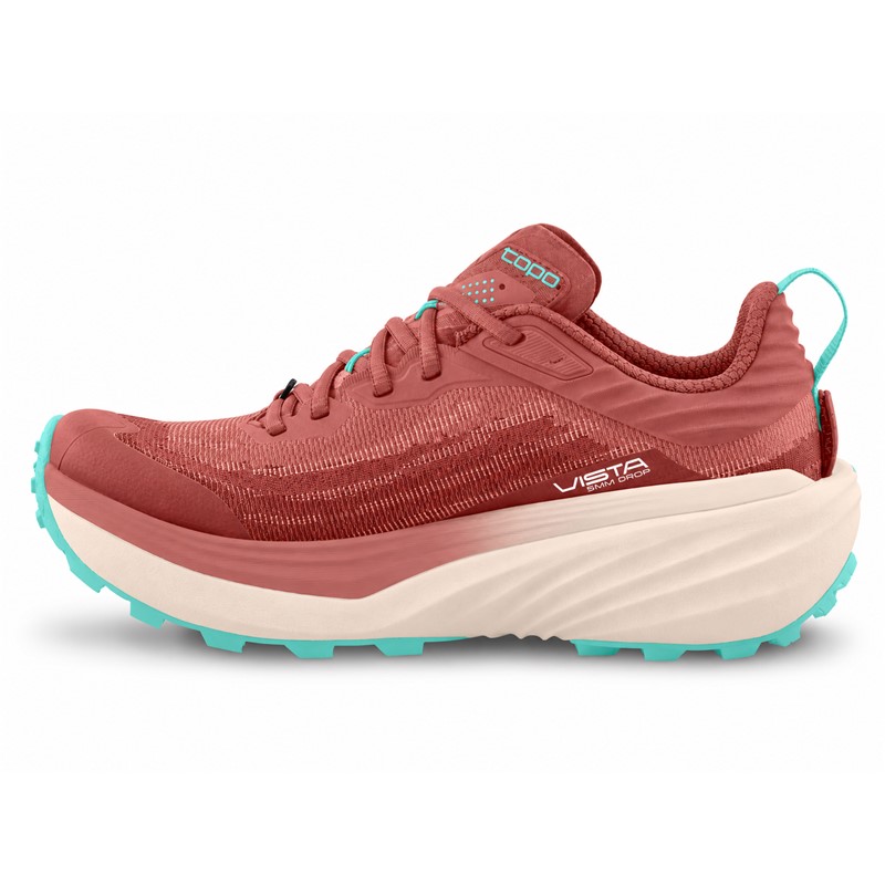 Ženske trail superge TOPO VISTA ROSE/MINT združujejo maksimalno blaženje ZipFoam™, zunanji podplat Vibram® Megagrip s 4 mm profiliranimi čepki, rocker geometrijo, 5 mm padec in anatomsko oblikovan sprednji del. Poseben vložek FKT Insole omogoča odziven občutek in hitrejše odtekanje vode, sistem za pritrditev gamaš pa zagotavlja dodatno praktičnost pri teku po zahtevnih naravnih terenih.