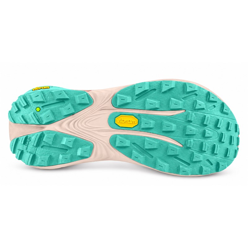 Ženske trail superge TOPO VISTA ROSE/MINT združujejo maksimalno blaženje ZipFoam™, zunanji podplat Vibram® Megagrip s 4 mm profiliranimi čepki, rocker geometrijo, 5 mm padec in anatomsko oblikovan sprednji del. Poseben vložek FKT Insole omogoča odziven občutek in hitrejše odtekanje vode, sistem za pritrditev gamaš pa zagotavlja dodatno praktičnost pri teku po zahtevnih naravnih terenih.