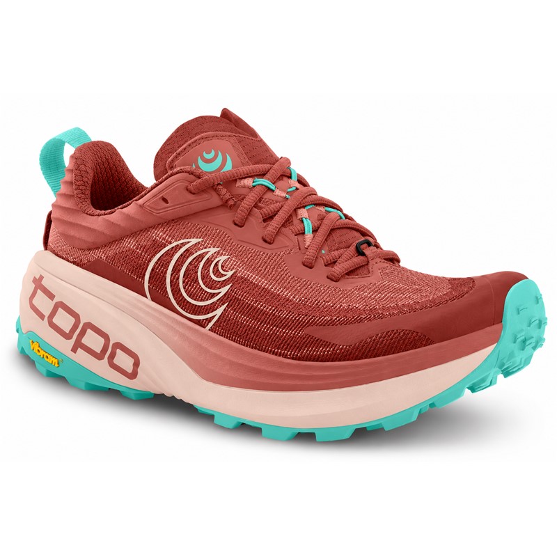Ženske trail superge TOPO VISTA ROSE/MINT združujejo maksimalno blaženje ZipFoam™, zunanji podplat Vibram® Megagrip s 4 mm profiliranimi čepki, rocker geometrijo, 5 mm padec in anatomsko oblikovan sprednji del. Poseben vložek FKT Insole omogoča odziven občutek in hitrejše odtekanje vode, sistem za pritrditev gamaš pa zagotavlja dodatno praktičnost pri teku po zahtevnih naravnih terenih.