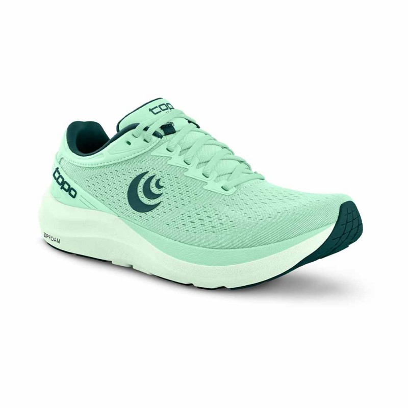 Zadnja posodobitev našega tekaškega copata Phantom 3  sedaj prinaša svojo najmehkejšo, najlažjo in najbolj odzivno izkušnjo doslej. Osvežen in poenostavljen zgornji del je izdelan iz posebnega materiala.