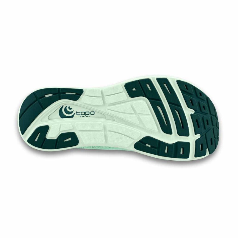 Zadnja posodobitev našega tekaškega copata Phantom 3  sedaj prinaša svojo najmehkejšo, najlažjo in najbolj odzivno izkušnjo doslej. Osvežen in poenostavljen zgornji del je izdelan iz posebnega materiala.