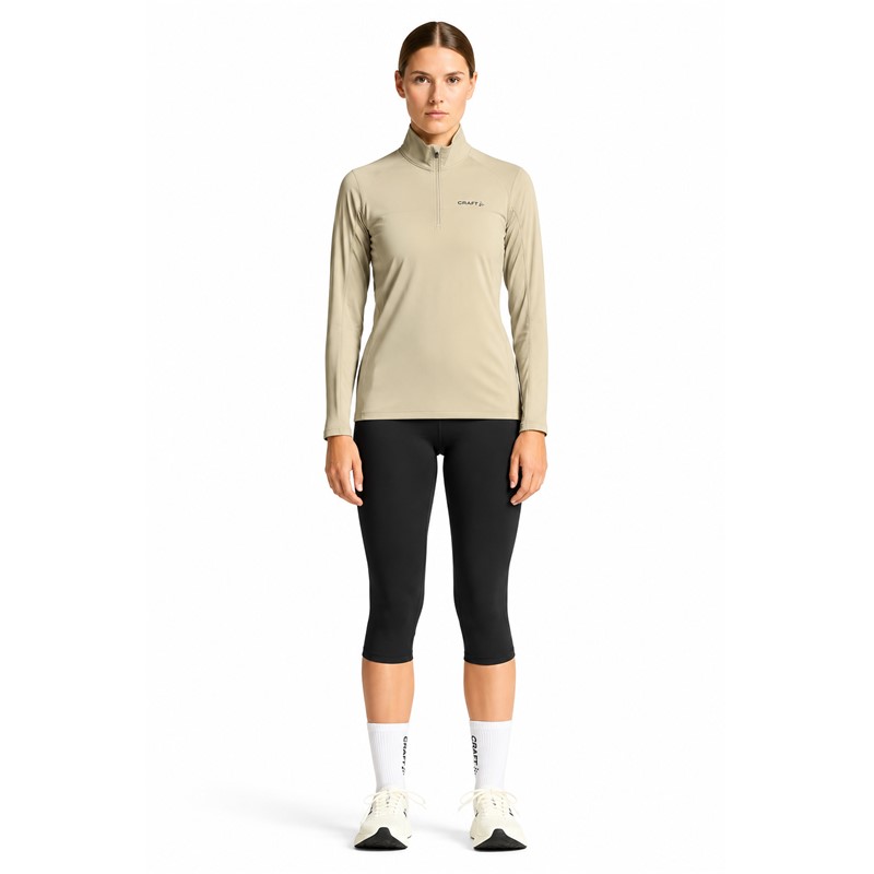 Originalni ženski funkcionalni midlayer CRAFT Core Gain Midlayer W Plaster v svetlo bež barvi. Izdelan iz 88 % recikliranega poliestra in 12 % elastana. Mehka in raztegljiva funkcionalna jersey tkanina z rahlo brušeno notranjostjo zagotavlja prijetno toplotno udobje, polovična zadrga omogoča prilagajanje zračenja, oprijet kroj Tight Fit pa udobno prileganje. Primeren za tek, pohodništvo, smučanje, treninge in vsakodnevno športno uporab