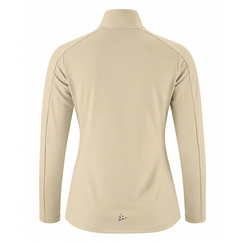 Originalni ženski funkcionalni midlayer CRAFT Core Gain Midlayer W Plaster v svetlo bež barvi. Izdelan iz 88 % recikliranega poliestra in 12 % elastana. Mehka in raztegljiva funkcionalna jersey tkanina z rahlo brušeno notranjostjo zagotavlja prijetno toplotno udobje, polovična zadrga omogoča prilagajanje zračenja, oprijet kroj Tight Fit pa udobno prileganje. Primeren za tek, pohodništvo, smučanje, treninge in vsakodnevno športno uporab