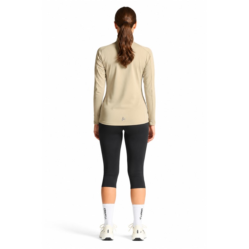 Originalni ženski funkcionalni midlayer CRAFT Core Gain Midlayer W Plaster v svetlo bež barvi. Izdelan iz 88 % recikliranega poliestra in 12 % elastana. Mehka in raztegljiva funkcionalna jersey tkanina z rahlo brušeno notranjostjo zagotavlja prijetno toplotno udobje, polovična zadrga omogoča prilagajanje zračenja, oprijet kroj Tight Fit pa udobno prileganje. Primeren za tek, pohodništvo, smučanje, treninge in vsakodnevno športno uporab