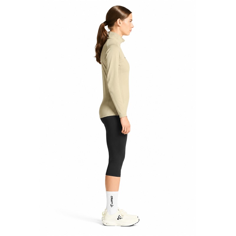 Originalni ženski funkcionalni midlayer CRAFT Core Gain Midlayer W Plaster v svetlo bež barvi. Izdelan iz 88 % recikliranega poliestra in 12 % elastana. Mehka in raztegljiva funkcionalna jersey tkanina z rahlo brušeno notranjostjo zagotavlja prijetno toplotno udobje, polovična zadrga omogoča prilagajanje zračenja, oprijet kroj Tight Fit pa udobno prileganje. Primeren za tek, pohodništvo, smučanje, treninge in vsakodnevno športno uporab