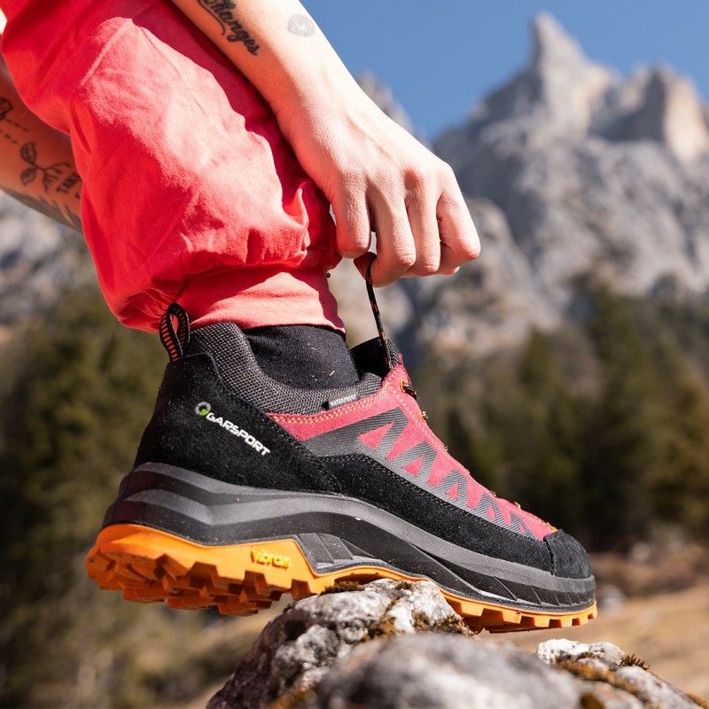 Garsport Giau LOW nizki treking čevlji z Vibram podplatom, so vodoodporni in zračni. Idealni za gorske trekinge, pristope in aktivnosti na prostem tudi za mesto. Zahvaljujoč nepremočljivi in ​​zračni podlogi stopala ostanejo suha.