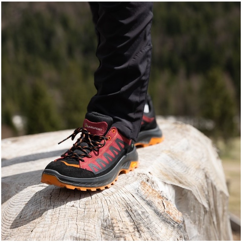 Garsport Giau LOW nizki treking čevlji z Vibram podplatom, so vodoodporni in zračni. Idealni za gorske trekinge, pristope in aktivnosti na prostem tudi za mesto. Zahvaljujoč nepremočljivi in ​​zračni podlogi stopala ostanejo suha.