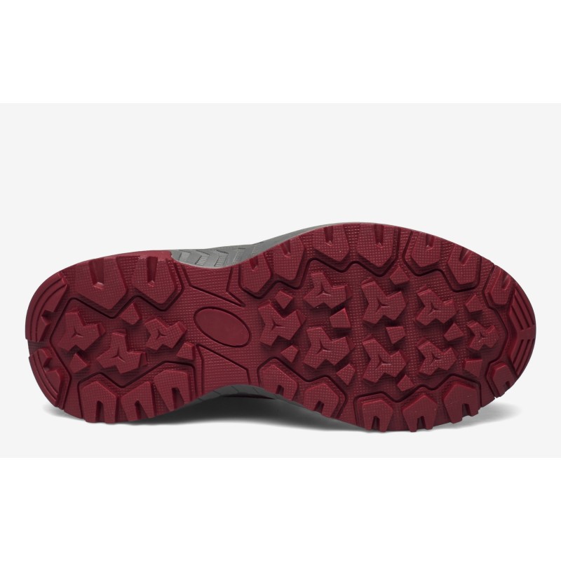 Ženski pohodni čevlji TREKSTA LARVIK LOW LACE GTX so zasnovani z širšim prileganjem in imajo vodoodporno GORE-TEX membrano, ki ohranja stopala suha v vseh vremenskih razmerah.