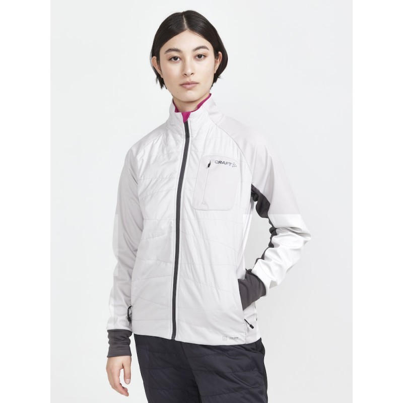 The functional jacket CRAFT CORE Nordic Training Insulate is a versatile jacket primarily designed for cross-country skiing and other intense activities in cold conditions. The jacket is equipped with quilted insulation in the front for added warmth,