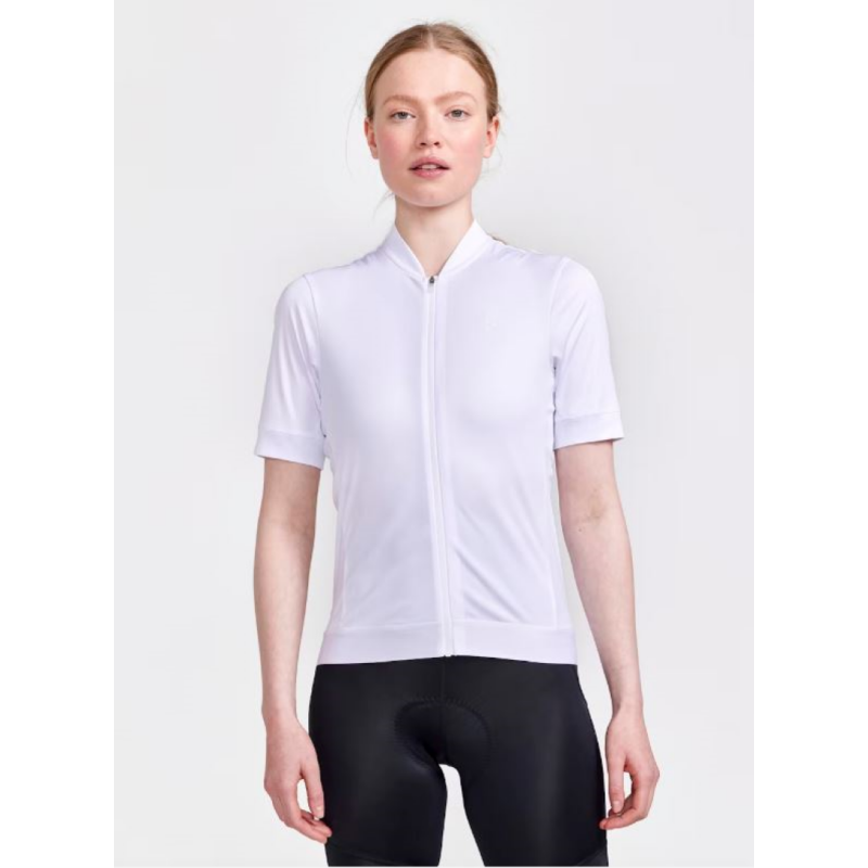 The CRAFT CORE ESSENCE JERSEY women's cycling shirt is a soft and stretchy cycling shirt that offers good moisture transport and comfort. Four pockets on the back, silicone prints for optimal fit. Made from 100% recycled materials.