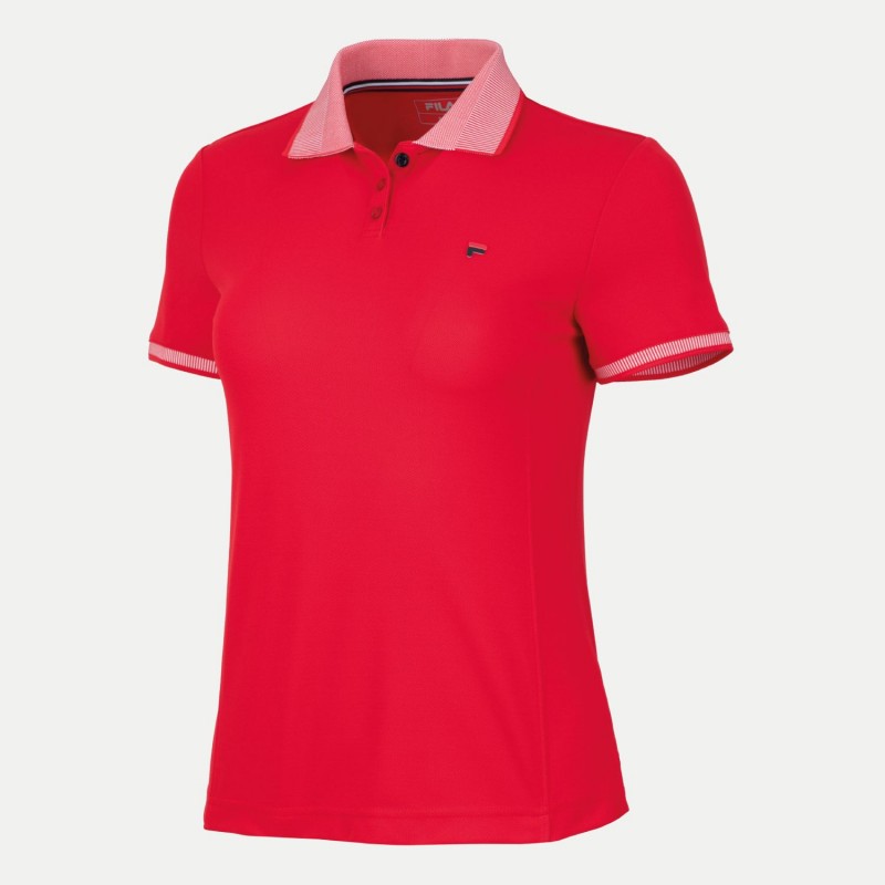 The FILA EMMA women's polo shirt is a beautiful piece of clothing that combines sporty style with sophistication. With a smaller logo on the chest, it adds a chic and subtle accent. It is made from stretchy fabric made from recycled materials.