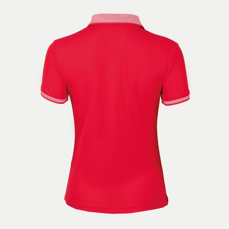 The FILA EMMA women's polo shirt is a beautiful piece of clothing that combines sporty style with sophistication. With a smaller logo on the chest, it adds a chic and subtle accent. It is made from stretchy fabric made from recycled materials.