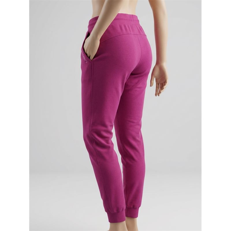 Ženski spodnji del trenirke ELAN LIFESTYLE BURGANDY je izdelan iz visokokakovostnih materialov, ki združujejo udobje in trajnost. Sestavljen je iz mešanice 70 % organskega bombaža in 30 % poliestra, kar zagotavlja mehkobo, zračnost in vzdržljivost.