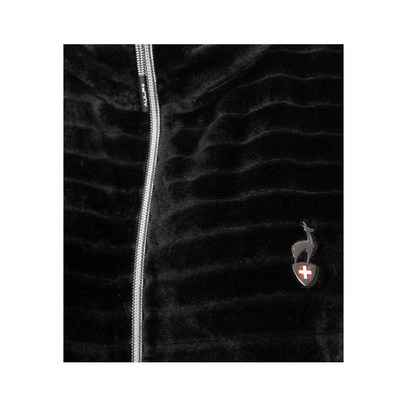 Ženska flis jopica AULP VERKO združuje toplino, mehkobo in moden videz. Idealna za šport, prosti čas ali vsakodnevno udobje v hladnih dneh.