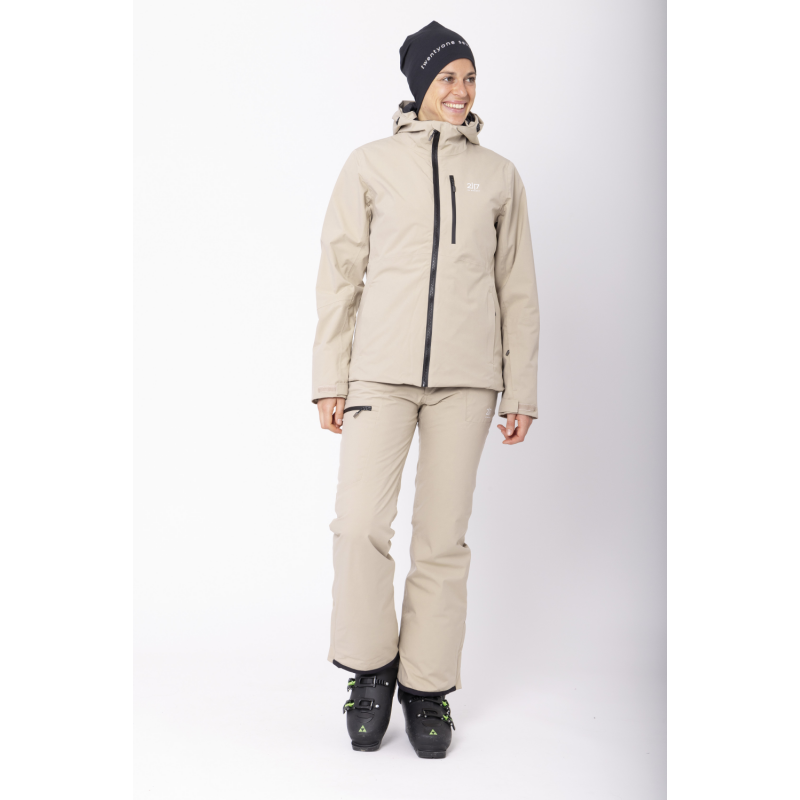Odkrij izjemno toplo in vodoodporno žensko smučarsko jakno 2117 KABO v elegantni bež barvi. Tritech 15K membrana, ALTO Wool izolacija in PFC-free zaščita ti zagotovijo udobje, suhost in toploto na snegu. Najboljša izbira za sodobne smučarke.