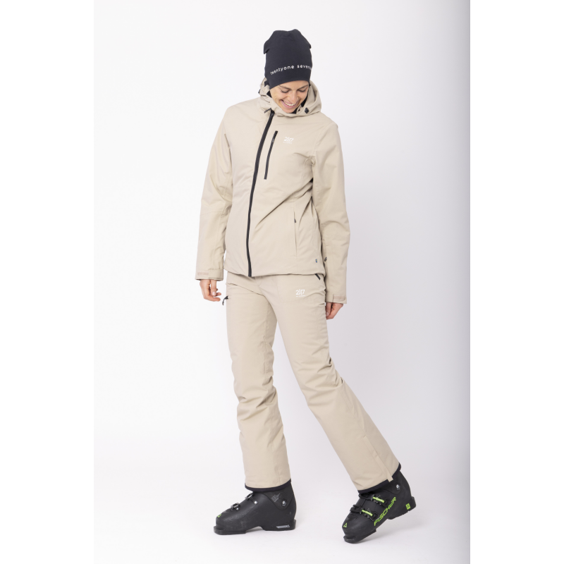 Odkrij izjemno toplo in vodoodporno žensko smučarsko jakno 2117 KABO v elegantni bež barvi. Tritech 15K membrana, ALTO Wool izolacija in PFC-free zaščita ti zagotovijo udobje, suhost in toploto na snegu. Najboljša izbira za sodobne smučarke.