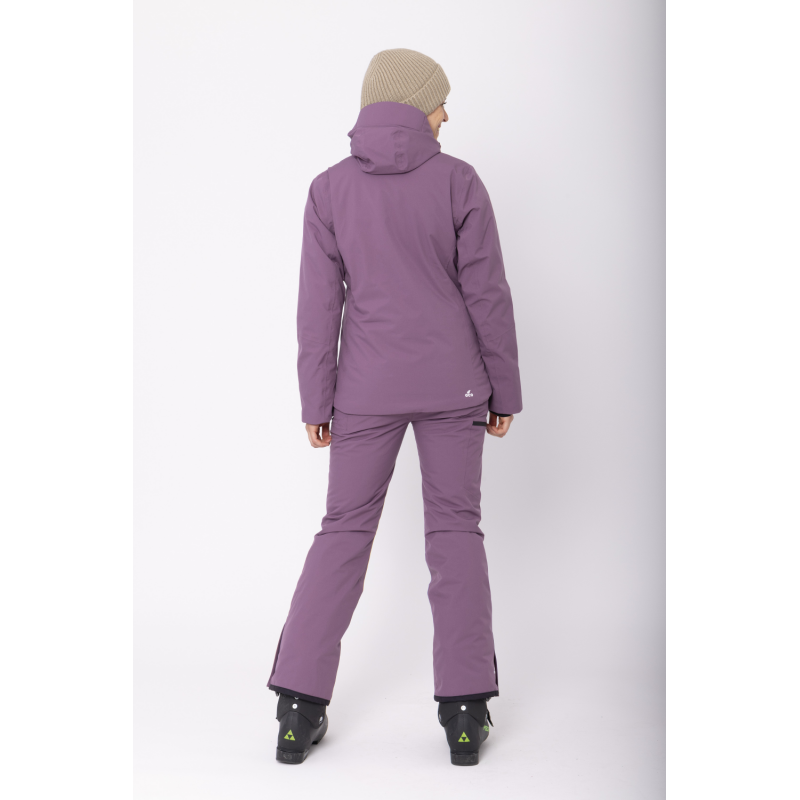 Odkrij izjemno toplo in vodoodporno žensko smučarsko jakno 2117 KABO v elegantni vijola barvi. Tritech 15K membrana, ALTO Wool izolacija in PFC-free zaščita ti zagotovijo udobje, suhost in toploto na snegu. Najboljša izbira za sodobne smučarke.