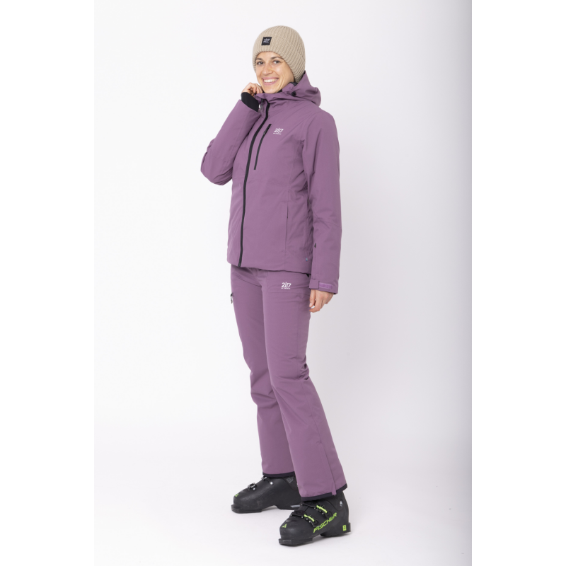 Odkrij izjemno toplo in vodoodporno žensko smučarsko jakno 2117 KABO v elegantni vijola barvi. Tritech 15K membrana, ALTO Wool izolacija in PFC-free zaščita ti zagotovijo udobje, suhost in toploto na snegu. Najboljša izbira za sodobne smučarke.