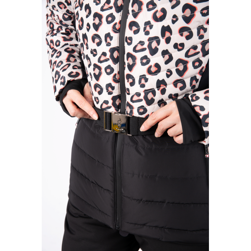 Popolna kombinacija stila in funkcionalnosti: ženska smučarska jakna AULP Capri Leopard z 15K/15K membrano, toplotno izolacijo do 300 g, odstranitvijo kapuce in dizajnom v leopard vzorcu. Zanesljiva zaščita in eleganca na smučišču.