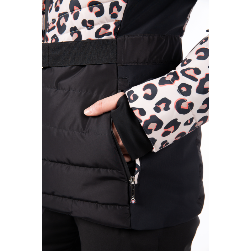 Popolna kombinacija stila in funkcionalnosti: ženska smučarska jakna AULP Capri Leopard z 15K/15K membrano, toplotno izolacijo do 300 g, odstranitvijo kapuce in dizajnom v leopard vzorcu. Zanesljiva zaščita in eleganca na smučišču.