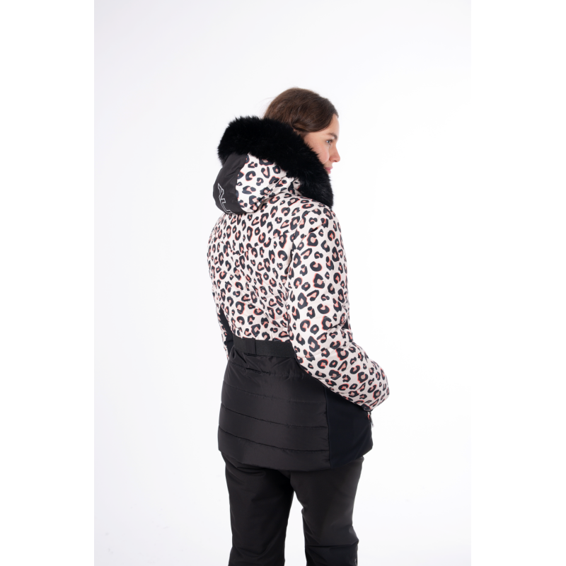 Popolna kombinacija stila in funkcionalnosti: ženska smučarska jakna AULP Capri Leopard z 15K/15K membrano, toplotno izolacijo do 300 g, odstranitvijo kapuce in dizajnom v leopard vzorcu. Zanesljiva zaščita in eleganca na smučišču.