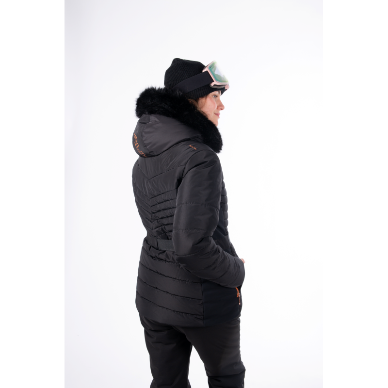 Elegantna ženska smučarska jakna AULP Carin Black: vodoodporna, topla in udobna z odstranljivo kapuco ter snežno manšeto. Popolna izbira za moderne smučarke.