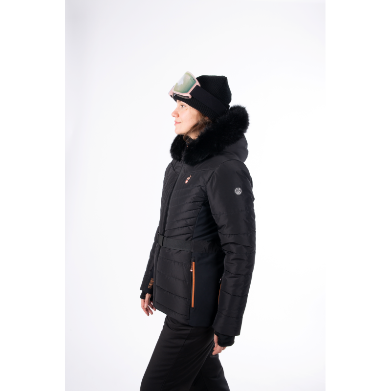 Elegantna ženska smučarska jakna AULP Carin Black: vodoodporna, topla in udobna z odstranljivo kapuco ter snežno manšeto. Popolna izbira za moderne smučarke.