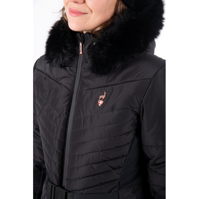 Elegantna ženska smučarska jakna AULP Carin Black: vodoodporna, topla in udobna z odstranljivo kapuco ter snežno manšeto. Popolna izbira za moderne smučarke.