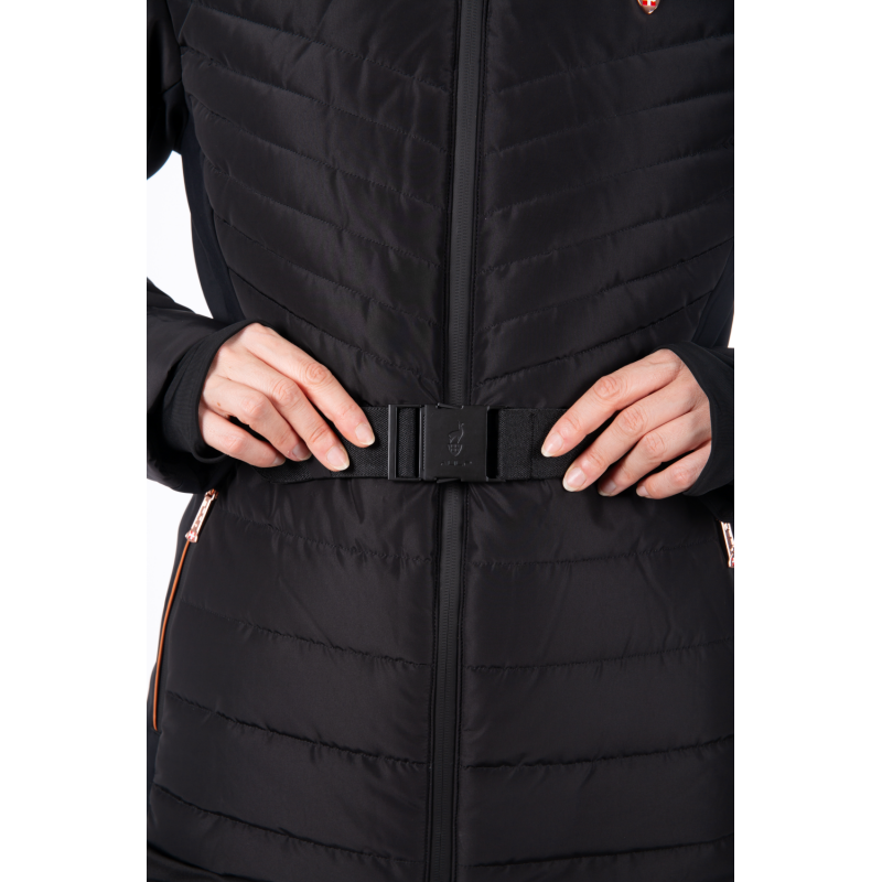 Elegantna ženska smučarska jakna AULP Carin Black: vodoodporna, topla in udobna z odstranljivo kapuco ter snežno manšeto. Popolna izbira za moderne smučarke.