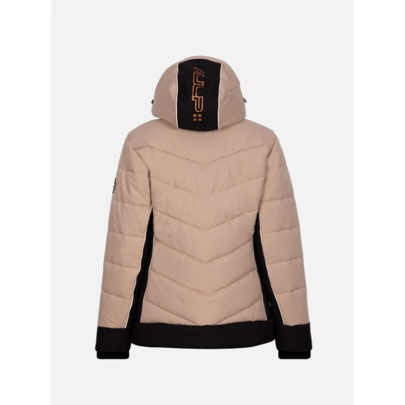 Ženska smučarska jakna AULP CELLY nudi vodoodporno in zračno zaščito, popolnoma lepljene šive ter snežni pas za brezskrbno smučanje. Stranski softshell paneli zagotavljajo večjo svobodo gibanja in udobje v vseh razmerah.