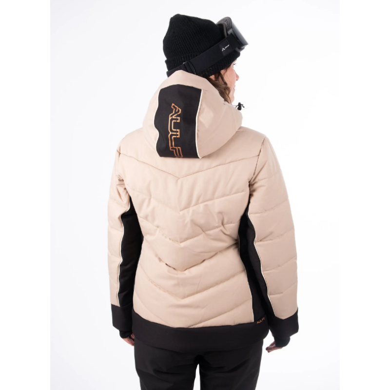 Ženska smučarska jakna AULP CELLY nudi vodoodporno in zračno zaščito, popolnoma lepljene šive ter snežni pas za brezskrbno smučanje. Stranski softshell paneli zagotavljajo večjo svobodo gibanja in udobje v vseh razmerah.