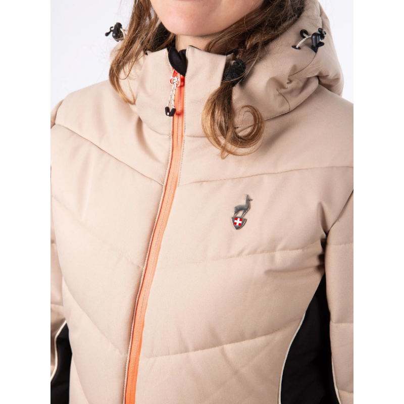 Ženska smučarska jakna AULP CELLY nudi vodoodporno in zračno zaščito, popolnoma lepljene šive ter snežni pas za brezskrbno smučanje. Stranski softshell paneli zagotavljajo večjo svobodo gibanja in udobje v vseh razmerah.