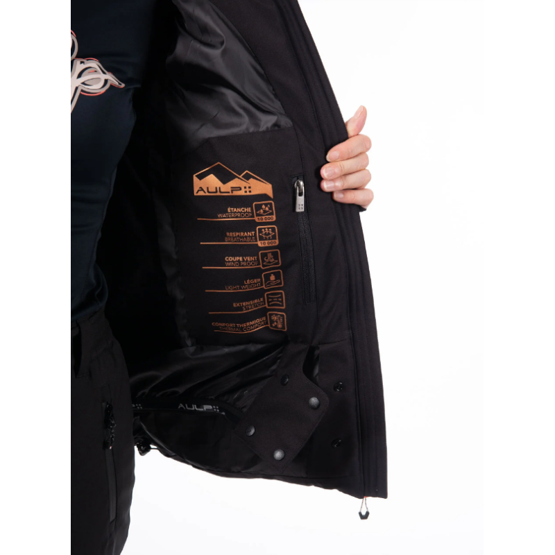Ženska smučarska jakna AULP CELLY nudi vodoodporno in zračno zaščito, popolnoma lepljene šive ter snežni pas za brezskrbno smučanje. Stranski softshell paneli zagotavljajo večjo svobodo gibanja in udobje v vseh razmerah.