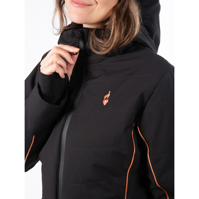 Ženska smučarska jakna AULP CELLY nudi vodoodporno in zračno zaščito, popolnoma lepljene šive ter snežni pas za brezskrbno smučanje. Stranski softshell paneli zagotavljajo večjo svobodo gibanja in udobje v vseh razmerah.