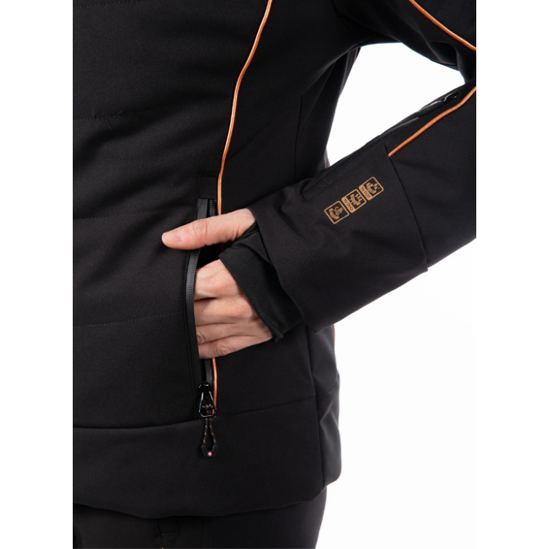 Ženska smučarska jakna AULP CELLY nudi vodoodporno in zračno zaščito, popolnoma lepljene šive ter snežni pas za brezskrbno smučanje. Stranski softshell paneli zagotavljajo večjo svobodo gibanja in udobje v vseh razmerah.