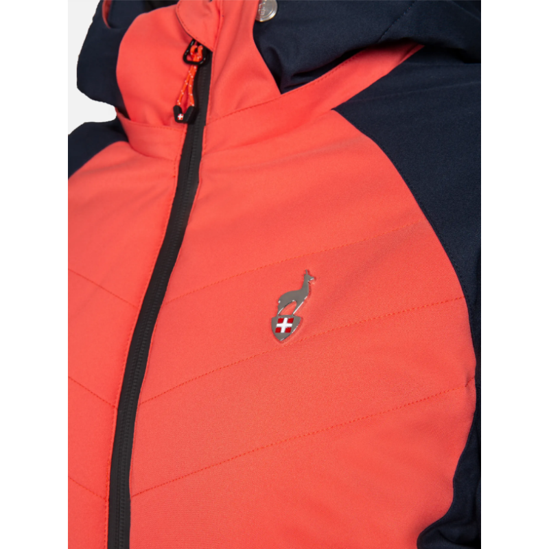 Ženska smučarska jakna AULP SOFIA GRENADINE združuje eleganten slim fit kroj in zanesljivo 10K/10K zaščito pred snegom in vetrom. Snemljiva kapuca, Lycra manšete in snežni pas za popolno udobje na smučišču.