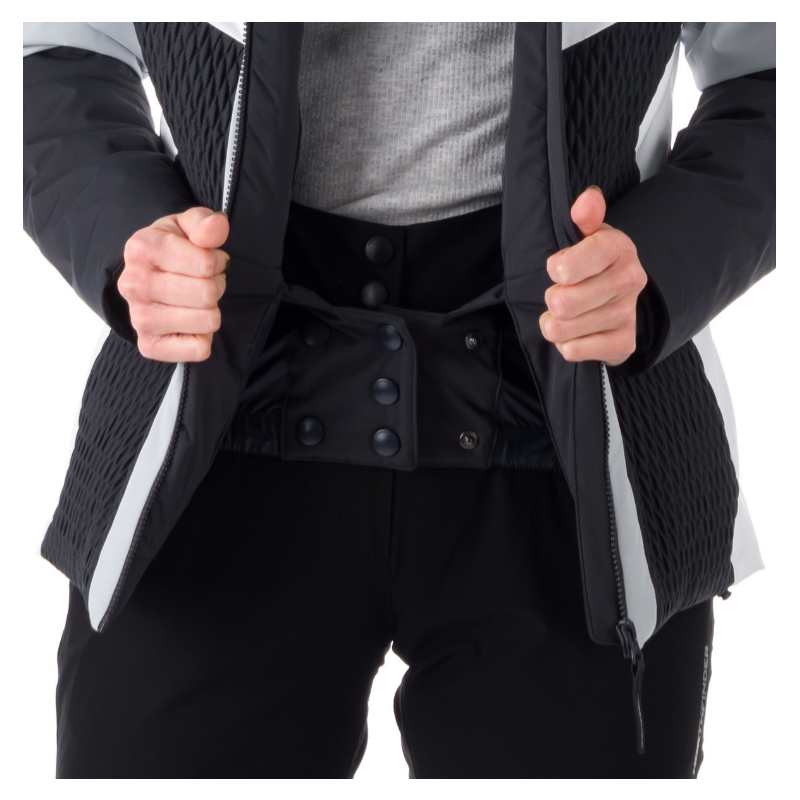 Ženska smučarska jakna NORTHFINDER BRANDI združuje moden videz, 10K/10K vodoodporno zaščito in toplo sintetično izolacijo. Snežni pas, PFC-free obdelava in snemljiva kapuca s krznom za brezskrbno smučanje v vseh razmerah.