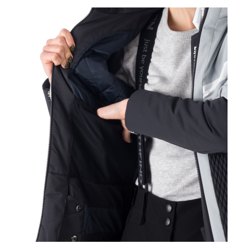 Ženska smučarska jakna NORTHFINDER BRANDI združuje moden videz, 10K/10K vodoodporno zaščito in toplo sintetično izolacijo. Snežni pas, PFC-free obdelava in snemljiva kapuca s krznom za brezskrbno smučanje v vseh razmerah.