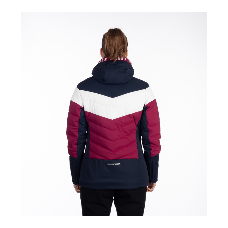 Ženska smučarska jakna NORTHFINDER IDA združuje moderen dizajn, 10K/10K vodoodporno zaščito in toplo sintetično izolacijo. Snežni pas, fiksna 3D kapuca in PFC-free obdelava za popolno udobje na smučišču.