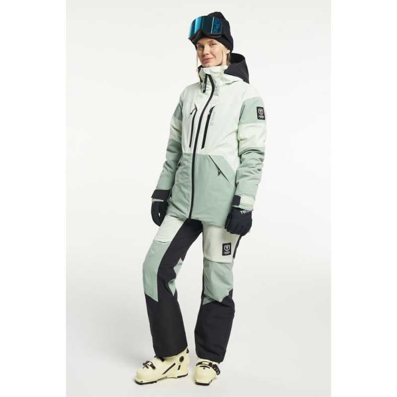 Smučarska jakna TENSON Aero XX je zasnovana za prave ljubiteljice smučanja, kjer se vremenske razmere lahko hitro spreminjajo – od mrzlih, vetrovnih juter do sončnih popoldnevov na snegu. Izjemno vsestranska, prilagodljiva, lahka in trpežna jakna .