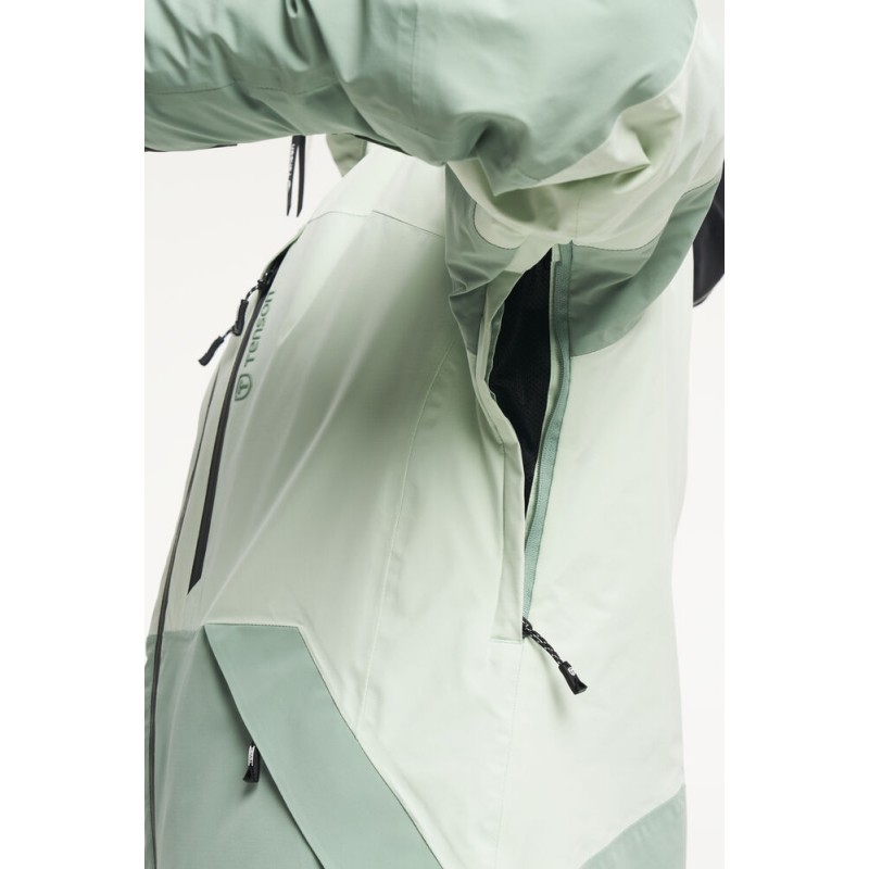 Smučarska jakna TENSON Aero XX je zasnovana za prave ljubiteljice smučanja, kjer se vremenske razmere lahko hitro spreminjajo – od mrzlih, vetrovnih juter do sončnih popoldnevov na snegu. Izjemno vsestranska, prilagodljiva, lahka in trpežna jakna .