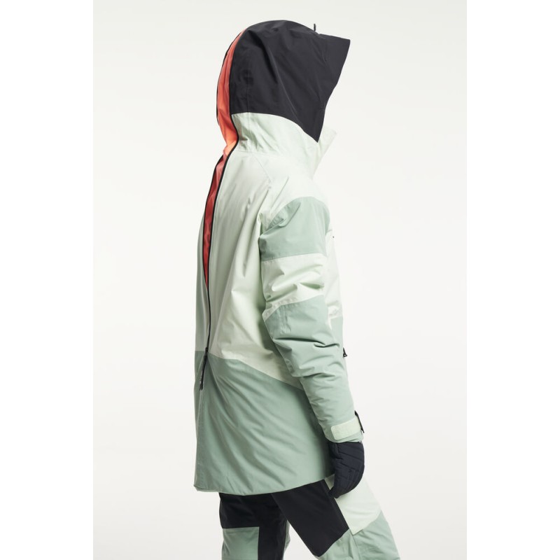 Smučarska jakna TENSON Aero XX je zasnovana za prave ljubiteljice smučanja, kjer se vremenske razmere lahko hitro spreminjajo – od mrzlih, vetrovnih juter do sončnih popoldnevov na snegu. Izjemno vsestranska, prilagodljiva, lahka in trpežna jakna .