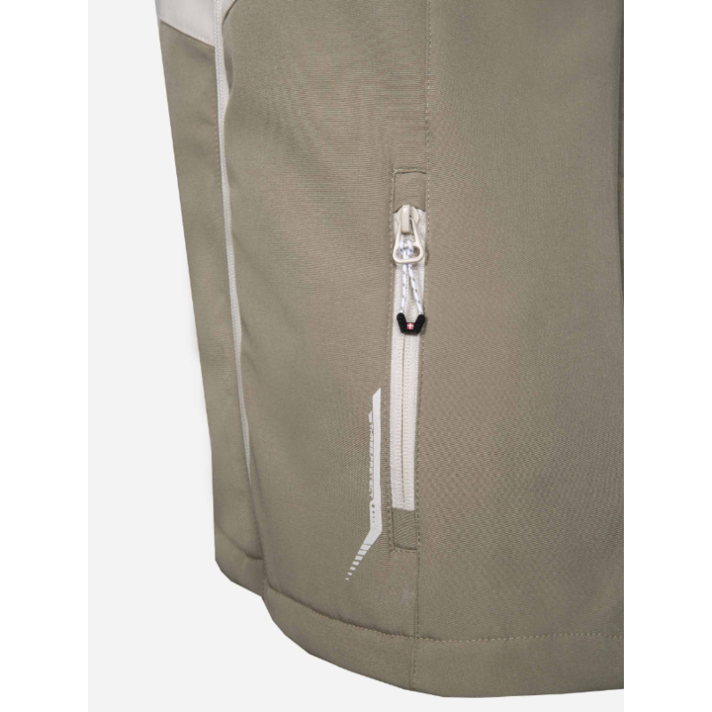 Ženska softshell jakna AULP TAMIA v kaki barvi nudi zanesljivo zaščito pred vetrom, mehko micropolar podlogo in popolno svobodo gibanja. Snemljiva kapuca, nastavljiv rob in odsevni detajli za outdoor aktivnosti v vseh razmerah.