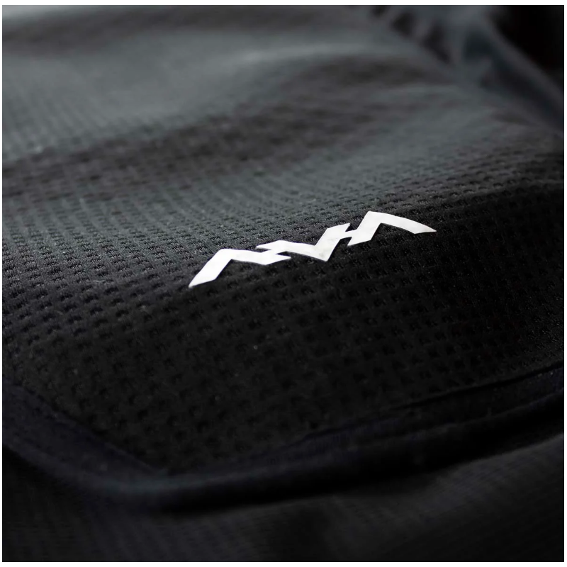 Ženska zaščita za hrbet FLAXTA BEHOLD združuje varnost, udobje in fleksibilnost. Zračna, lahka in certificirana po EN 1621-2. Idealna za smučanje in deskanje.