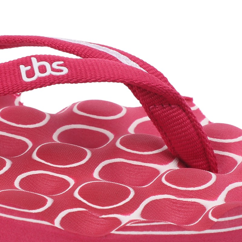 Ženske japanke TBS KOYAMA združujejo modern videz s udobjem, ki je primeren za poletje in oddih ob morju. Njihova sodobna zasnova dodaja pridih stila vsaki opravi, medtem ko udoben dizajn omogoča brezskrbno nošenje v toplejših mesecih.