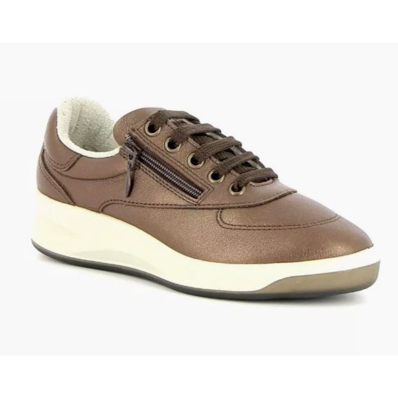 Ženski čevlji TBS DANZIPS so sinonim za sodoben slog. Njihov moderni videz in izrazita bron barva pritegnejo pozornost in dodajo piko na i vsaki opravi. S trpežnim gumijastim podplatom zagotavljajo stabilnost.